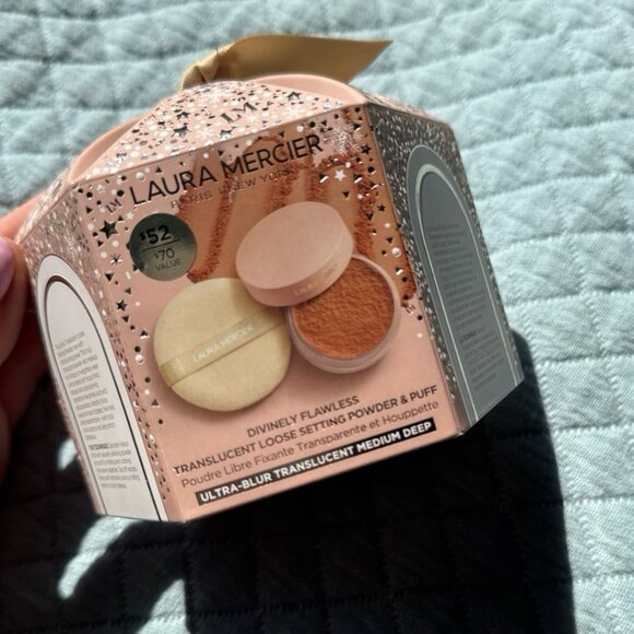Laura Mercier Translucent Loose Setting Powder and Puff Medium Deep Gift Wrapped - Picture 4 of 9